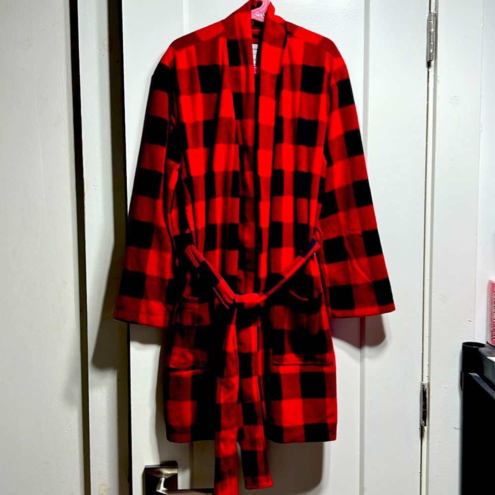 Old Navy NWT red and black buffalo plaid fleece robe with pockets